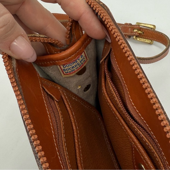 Vtg. Dooney and Bourke AWL crossbody - Picture 10 of 12